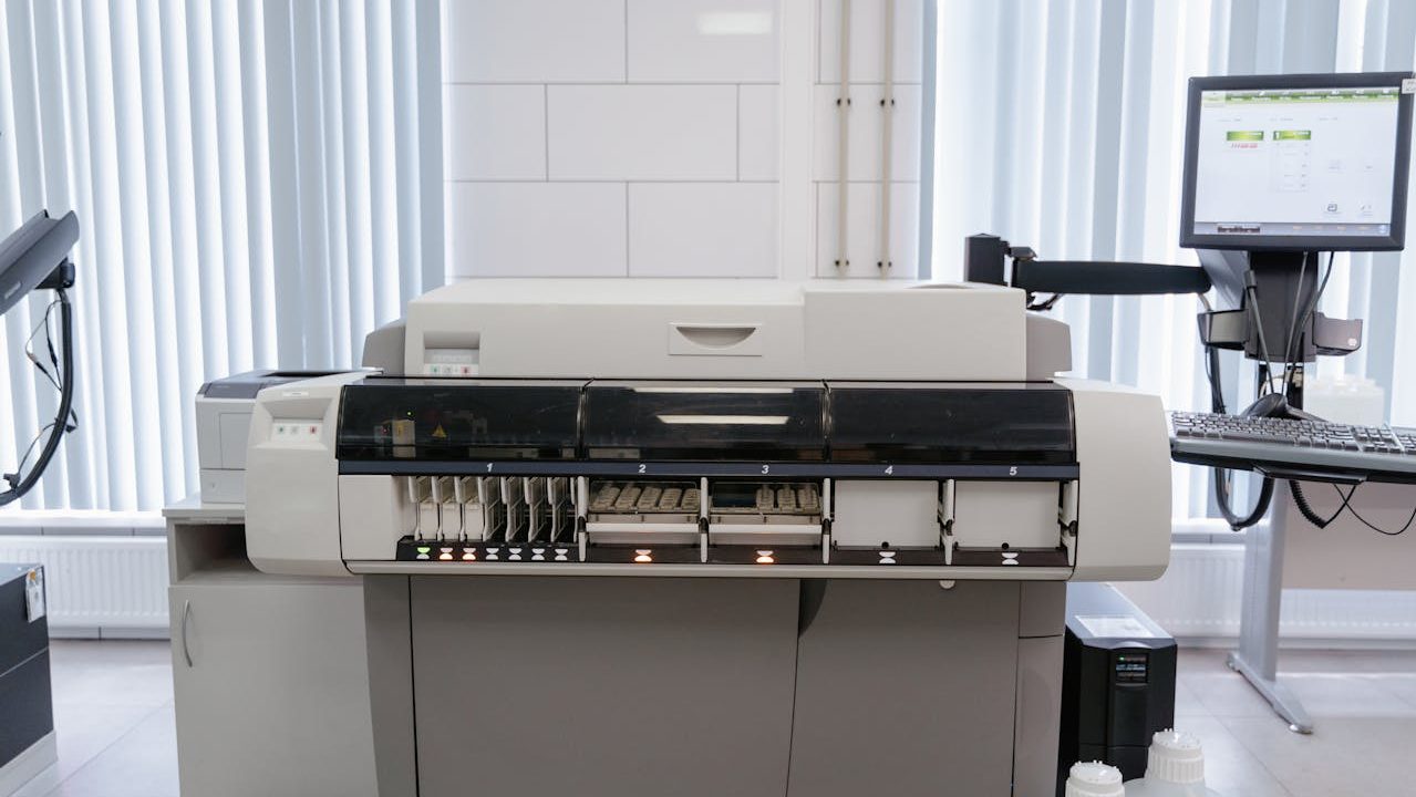 Jak monochromatyczne drukarki mogą zrewolucjonizować efektywność Twojego biura?