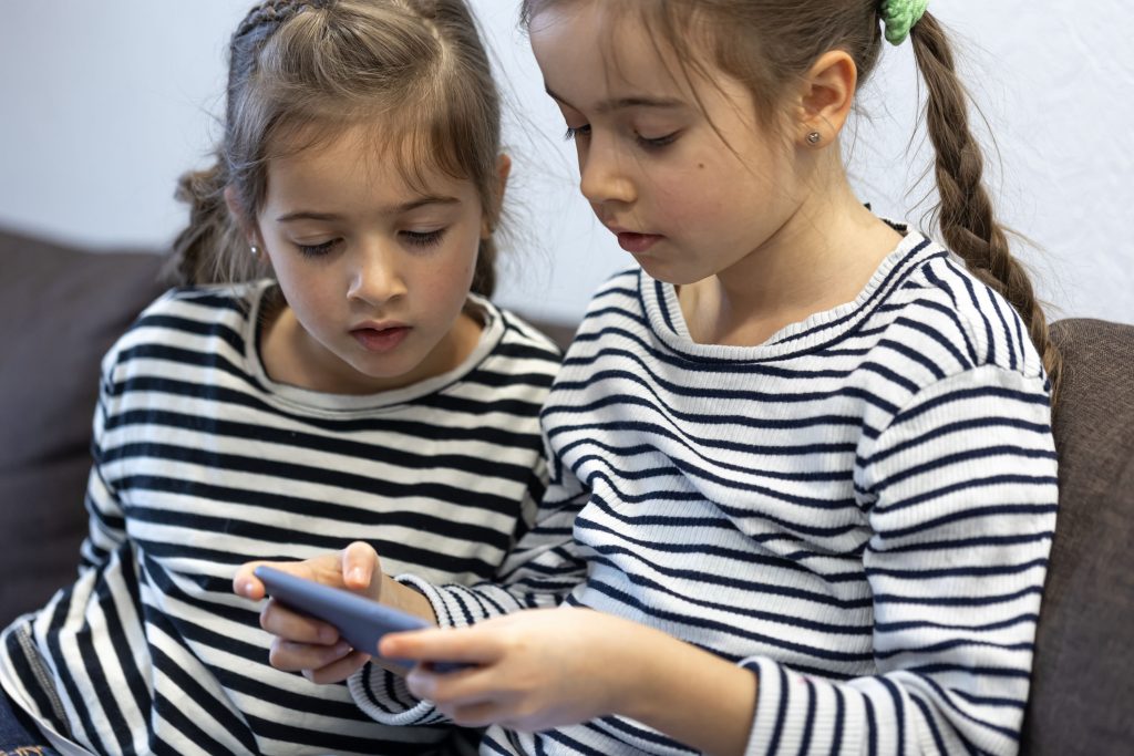 Telefon dla młodego użytkownika: Jak wybrać smartfon dla dziecka?