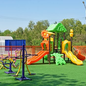 Bezpieczny plac zabaw – dlaczego coraz częściej wykorzystuje się granulat gumowy?