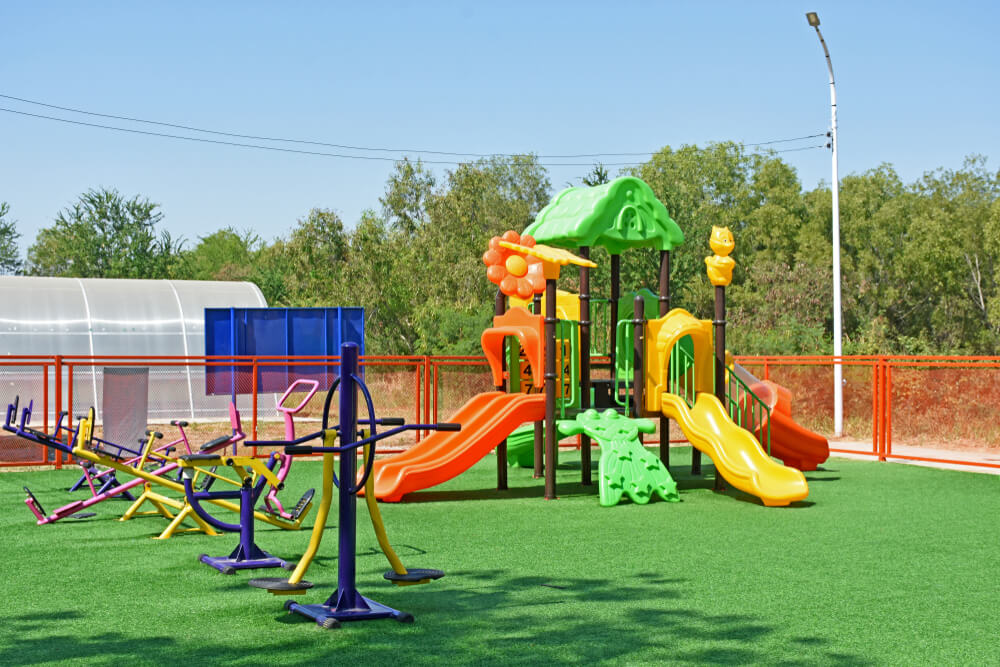 Bezpieczny plac zabaw – dlaczego coraz częściej wykorzystuje się granulat gumowy?