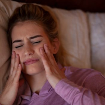 Zaciskanie szczęki w nocy – jakie mogą być konsekwencje dla Twojego zdrowia?